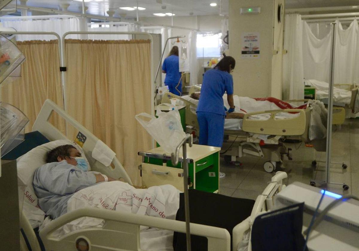 Pacientes en la sala de Observación del servicio de Urgencias del Reina Sofía, este martes.