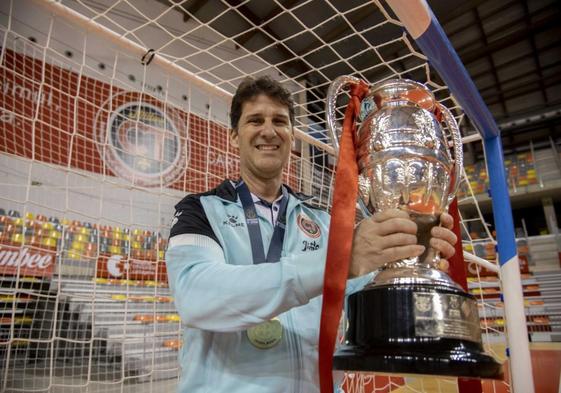 El entrenador del Jimbee Cartagena, Duda, enseña a LA VERDAD la Supercopa de España, ayer, en el Palacio de los Deportes.