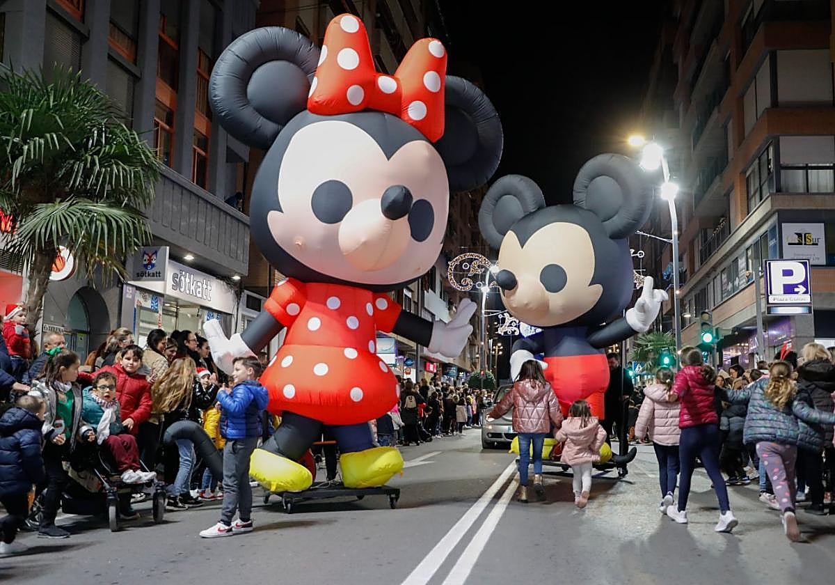 Avenida Juan Carlos I repleta de gente en la cabalgata de Papá Noel.