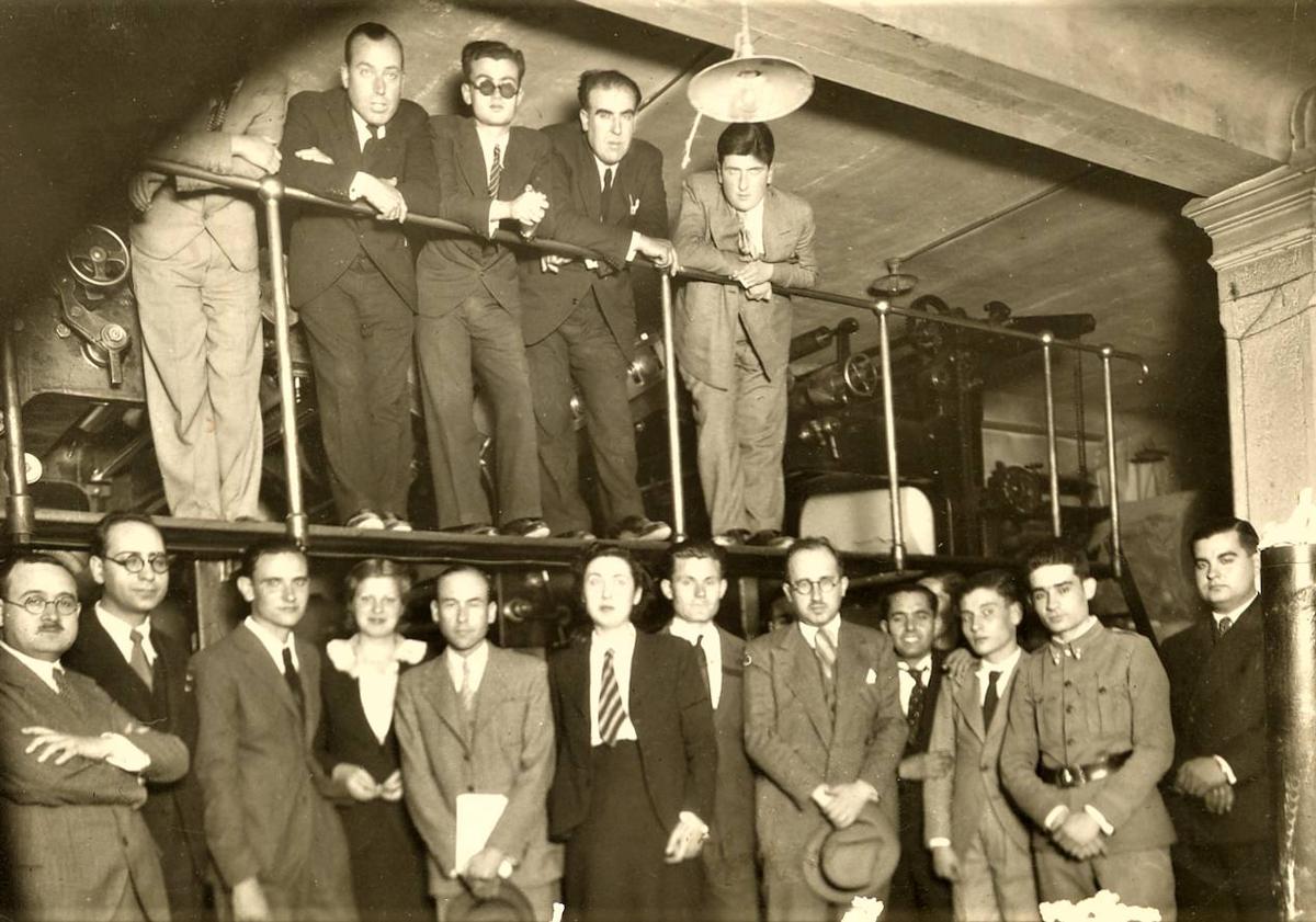 Imagen principal - En los talleres de La Verdad, visita de grupo de la Universidad Popular de Cartagena, 23 mayo 1936. | «Los poetas no mueren», artículo de Carmen Conde publicado el 24 de mayo de1960, en El Día, de Montevideo. | María Teresa Cervantes, María Cegarra Salcedo y Carmen Conde en el centro. A su derecha Asensio Sáez, 19 de marzo de 1955.