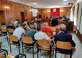 Los policías condenados, sentados en el banquillo, durante el juicio ante la Audiencia.