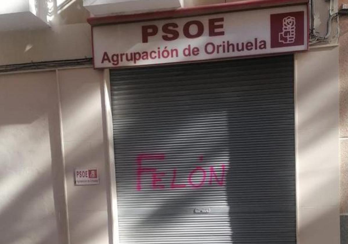 Pintada aparecida en la sede del PSOE de Orihuela.