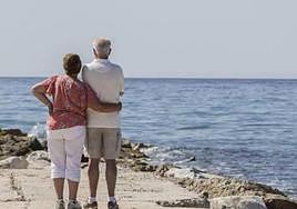 Dos turistas mayores, en una imagen de archivo.