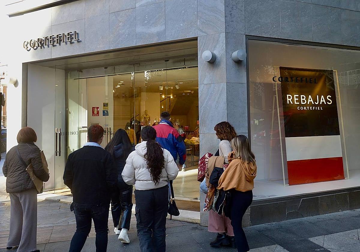 Varios consumidores entran a una tienda con rebajas en Murcia, en una imagen de archivo.