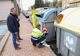 Colocación de nuevos contenedores de reciclaje, ayer.