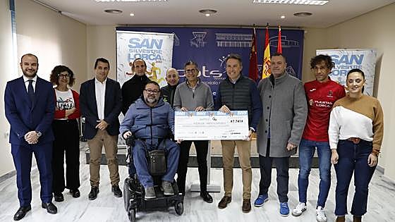 Asdifilor recibe los 7.741 euros recaudados en la San Silvestre de Lorca