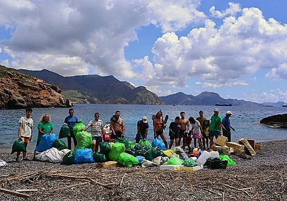 Voluntarios participantes en la recogida de basuraleza.