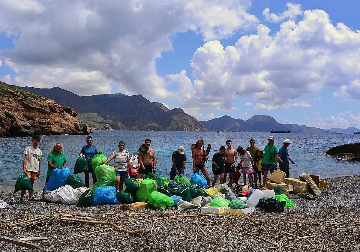 Voluntarios participantes en la recogida de basuraleza.
