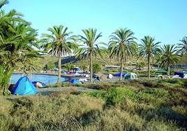 Tiendas de campaña junto a las playas de Percheles en una imagen de archivo.
