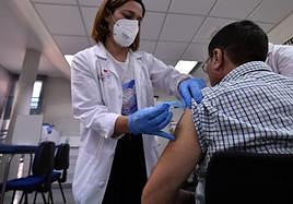 Una enfermera administra la vacuna a un paciente el pasado mes de octubre.