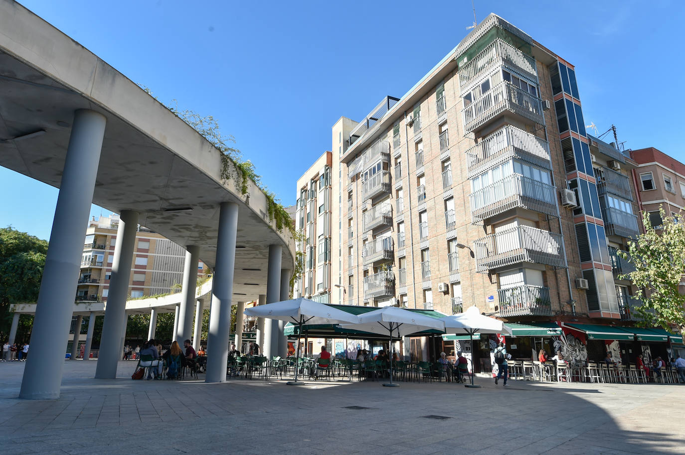 Imagen de la plaza de la Merced en un día soleado.