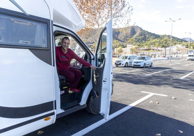 Jesús Martín en su caravana estacionada en el párking de La Rambla.