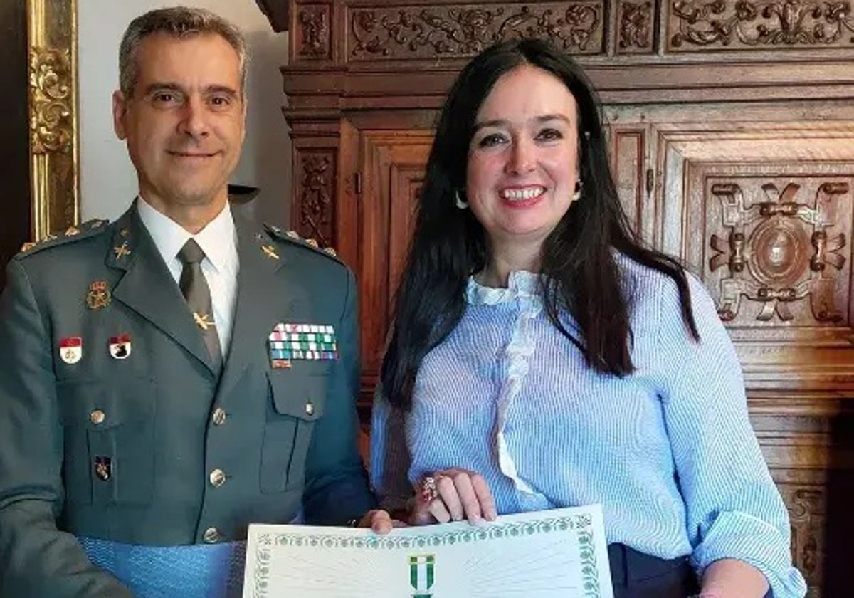 La alcaldesa de Huesca, Lorena Orduna, recibe al coronel, Francisco Pulido Catalán, por su ascenso, dos meses antes de su traslado a Murcia.