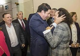 Antonio Sevilla saluda a Yolanda Muñoz, en la toma de posesión de esta en el Puerto en 2019.