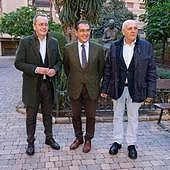 El concejal de Turismo (c) junto al presidente del Paso Blanco y el representante del Paso Azul.