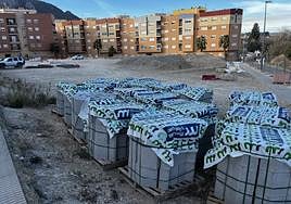 Materiales apilados en la zona.