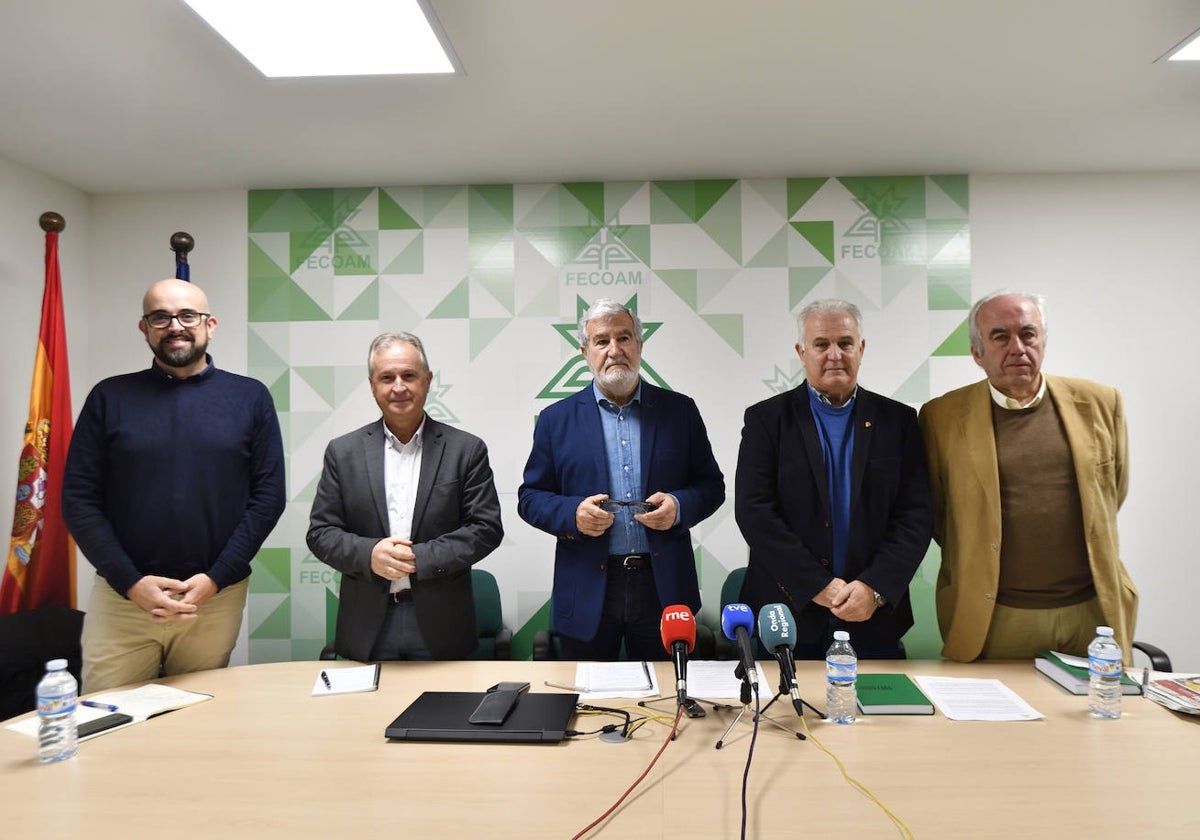 Los representantes de Fecoam Joaquín Rubio, Julián Díaz, Santiago Martínez, Pascual Hortelano y Francisco Carreño, este viernes en la presentación del balance de las cooperativas.