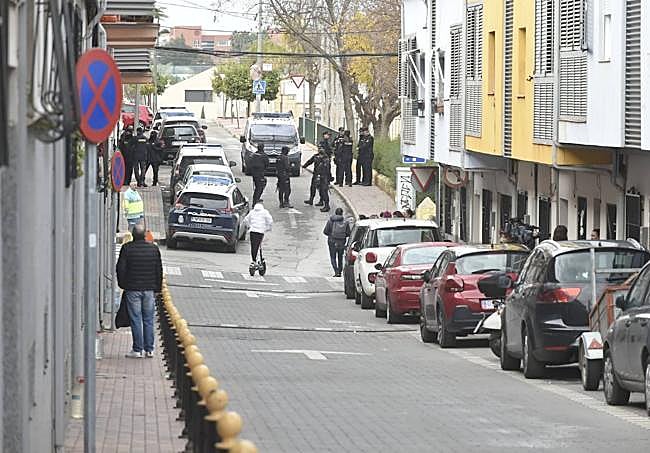 Los agentes de la Policía Nacional, este viernes, desplazados al edificio de La Alberca.