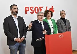 José Vélez, este viernes, en la rueda de prensa acompañado por Francisco Lucas, Caridad Rives y Joaquín Martínez.