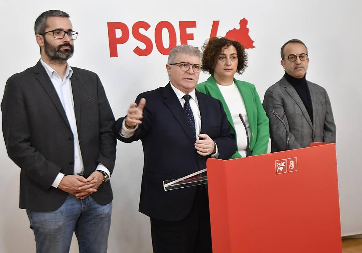 José Vélez, este viernes, en la rueda de prensa acompañado por Francisco Lucas, Caridad Rives y Joaquín Martínez.