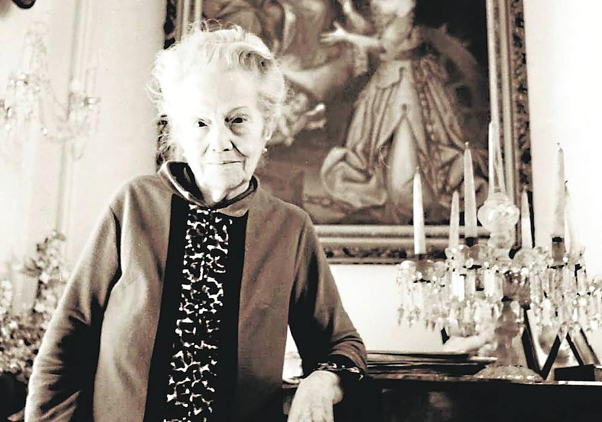 Una de las últimas fotos que se conservan de Dulce María Loynaz, posando apoyada en su amado piano y con Santa Casilda detrás.