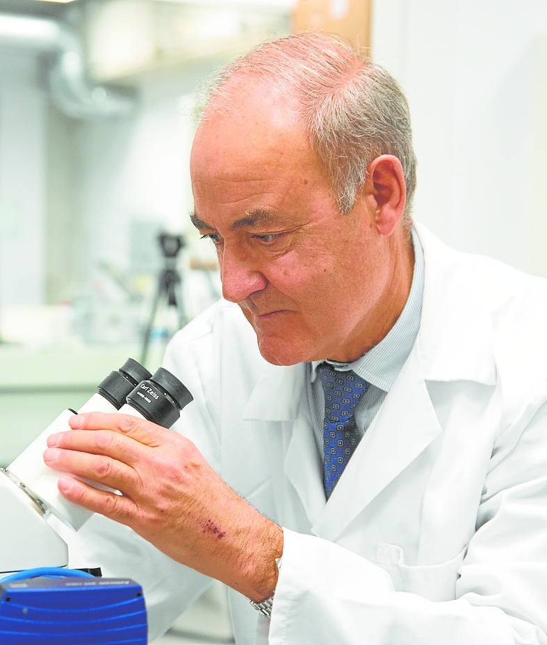 El doctor Vidal Vanaclocha en un laboratorio de la incubadora de alta tecnología UCAM HiTech.