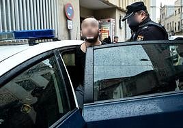 Rachid B. escupe a los medios de comunicación durante su traslado al juzgado este miércoles.