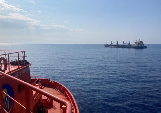 El buque 'Clara Campoamor', de Salvamento Marítimo, escolta al 'ML Herón' cerca de Islas Hormigas.