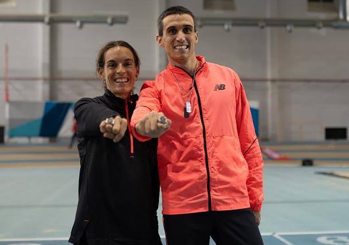 Esther Guerrero y Mariano García muestran el anillo que les acredita como poseeedores del récord de España de 1.000 metros, este sábado en Antequera.