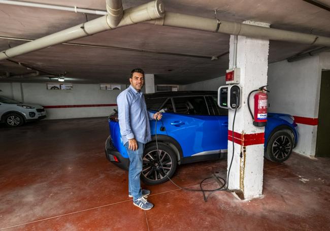 Carlos Gómez de Salazar pone a cargar su coche eléctrico en el garaje comunitario de su edificio.