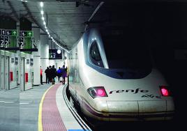 Imagen de archivo de un AVE en la estación Murcia-El Carmen.