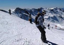 Un aficionado practicando snowboard en Sierra Nevada, en una imagen de archivo.