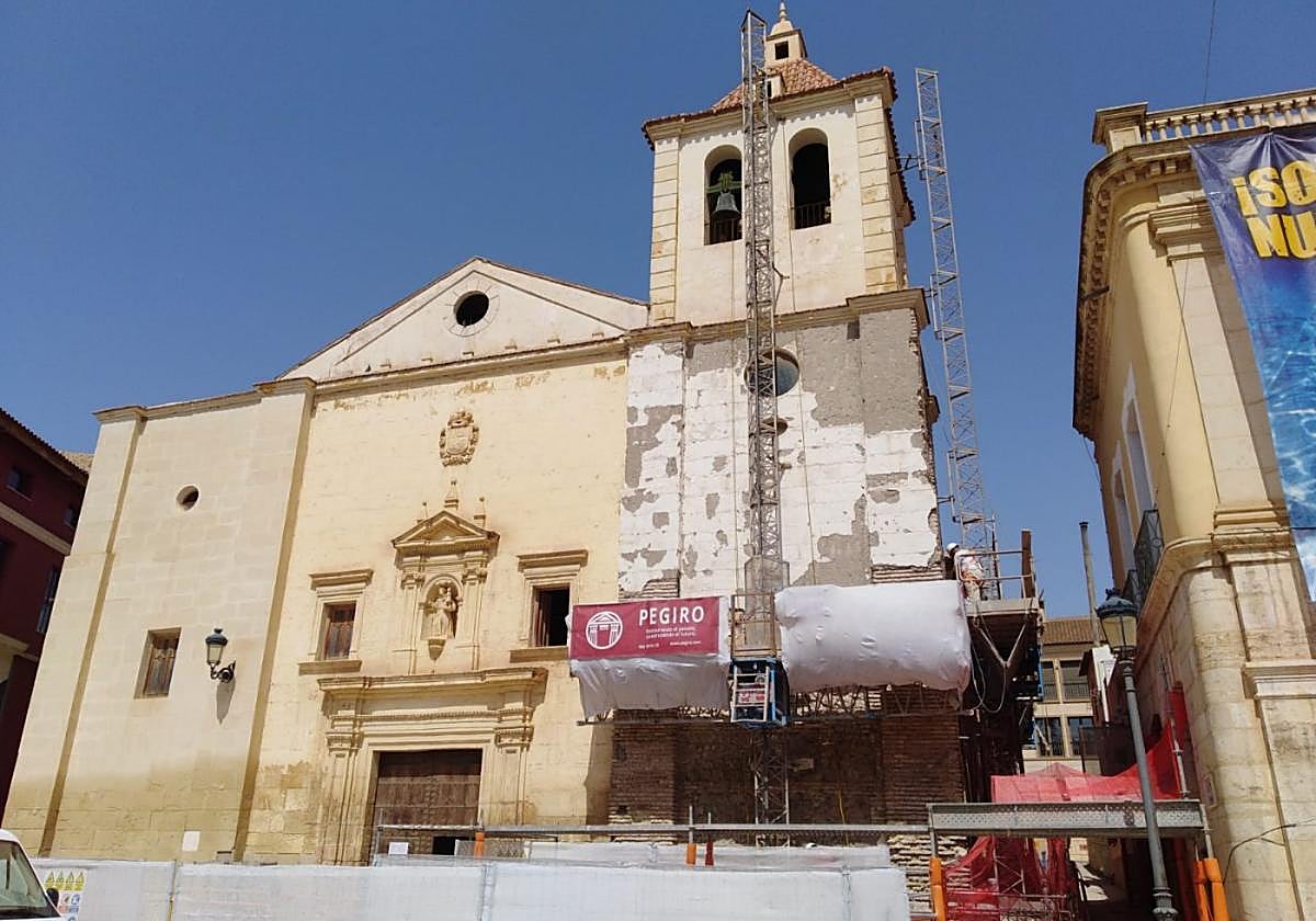 Fachada principal del templo, al inicio de los trabajos.