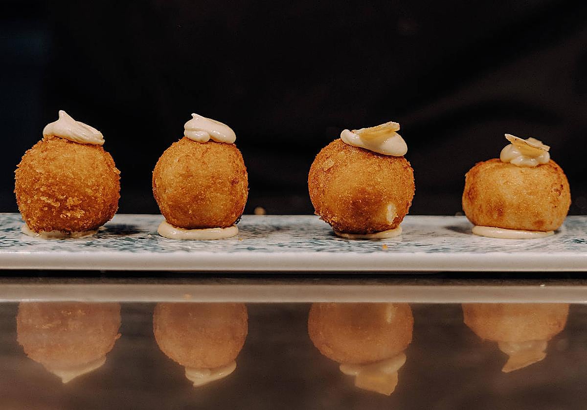 Croqueta de guiso de gallina murciana y salsa huancaina.