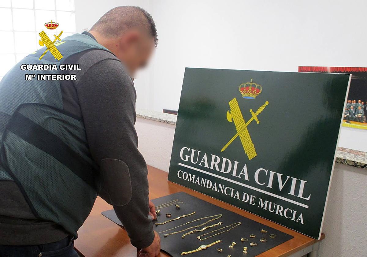 Piezas de joyería incautadas por la Guardi Civil en San Javier.