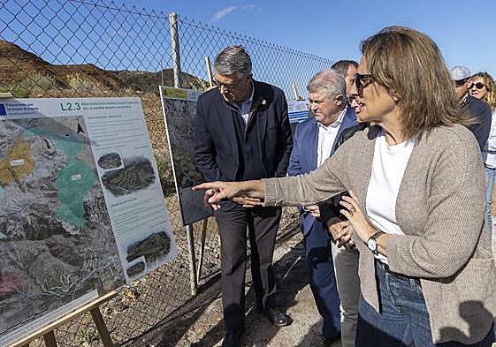 La ministra Teresa Ribera, durante una visita al entorno del Mar Menor en abril de 2023.