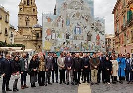 El obispo Lorca Planes (en el centro), este lunes, junto a los alcaldes que visitaron las obras de la Catedral de Murcia.