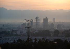 Capa de contaminación sobre la ciudad de Murcia, en una imagen reciente.