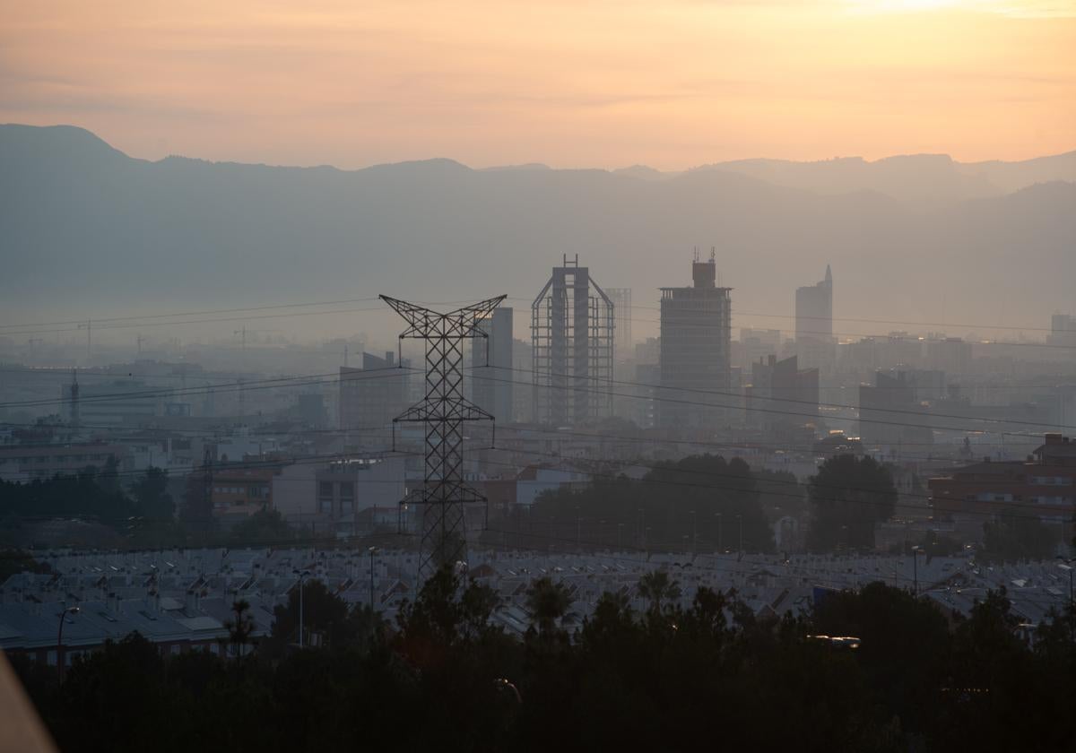 Capa de contaminación sobre la ciudad de Murcia, en una imagen reciente.