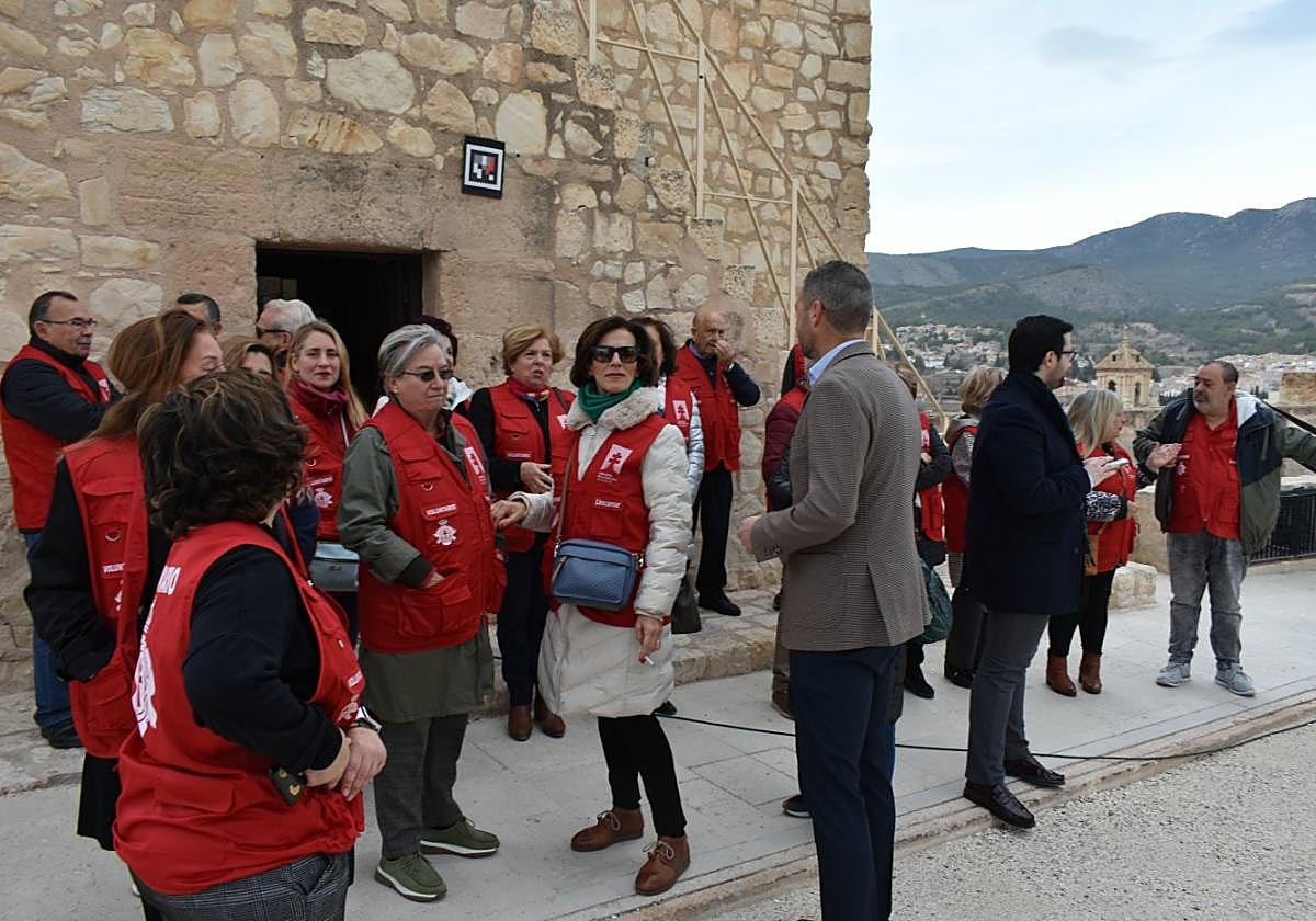Los voluntarios, ayer, en la explanada del castillo de Caravaca.