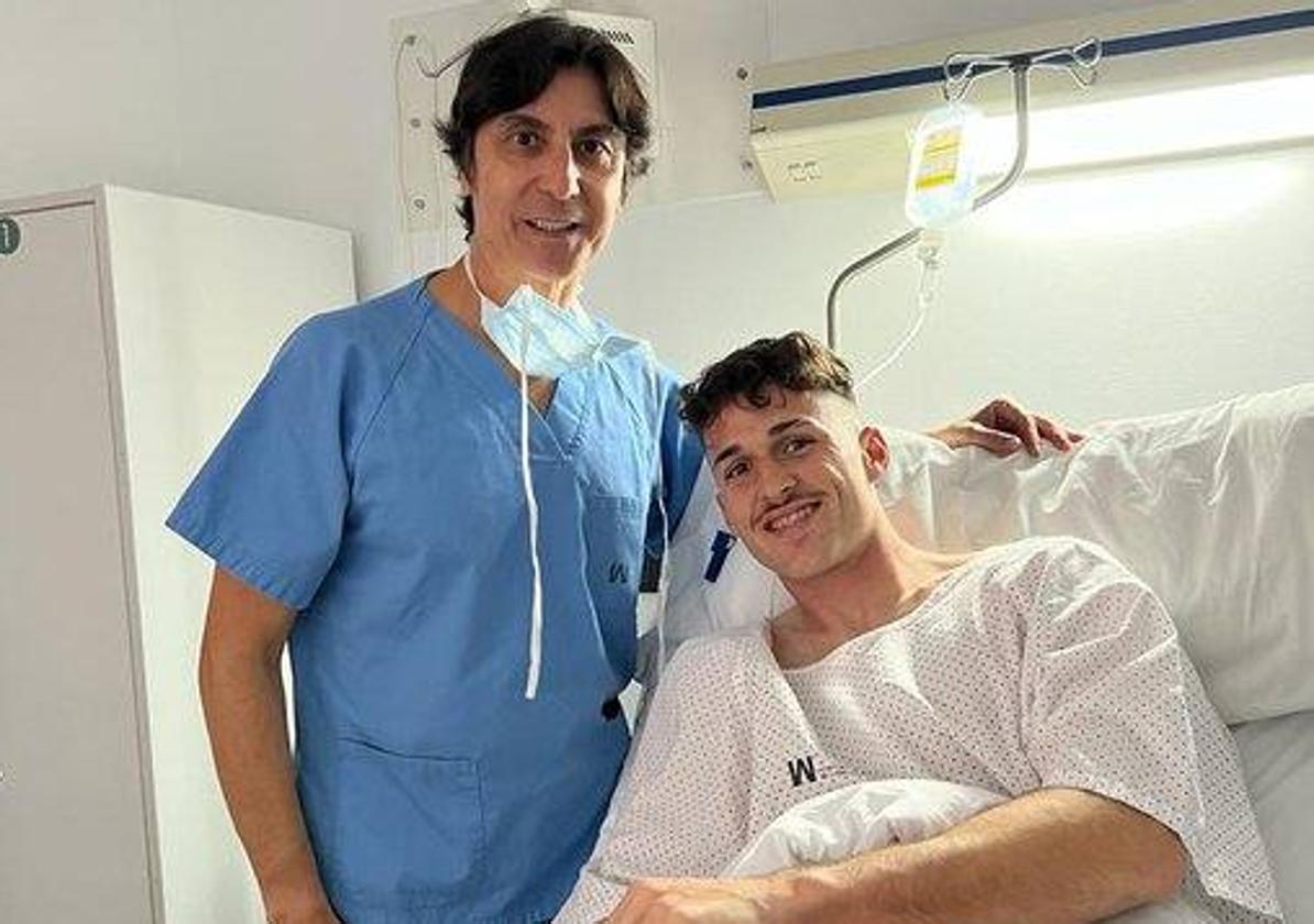 El traumatólogo Paco Martínez junto a Imanol, tras su operación.