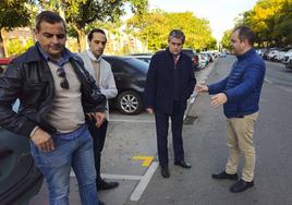 El concejal de Turismo, Comercio y Consumo, Jesús Pacheco visita la nueva ubicación del mercado de Santiago y Zaraiche.