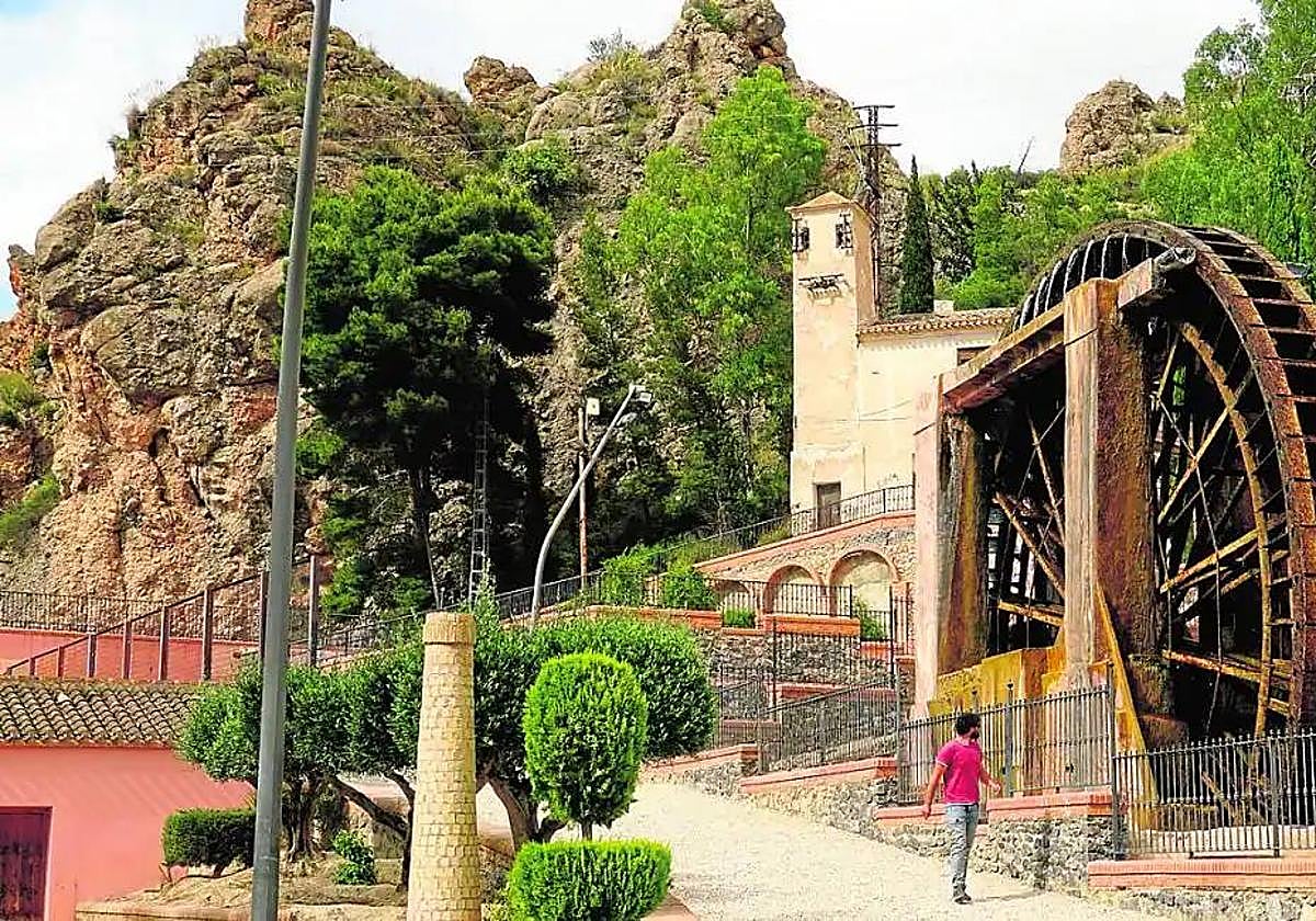 Un vecino observa la Noria Grande en funcionamiento el mes de mayo de 2022.