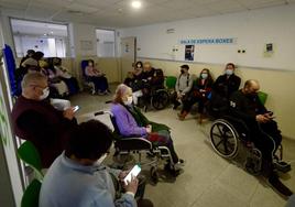 Pacientes en una de las salas de espera del servicio de Urgencias del Reina Sofía, la pasada semana.