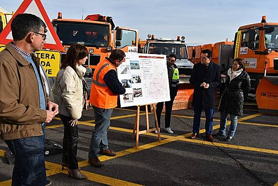 El consejero de Fomento e Infraestructuras, José Manuel Pancorbo en el Centro de Conservación del sector del Noroeste.