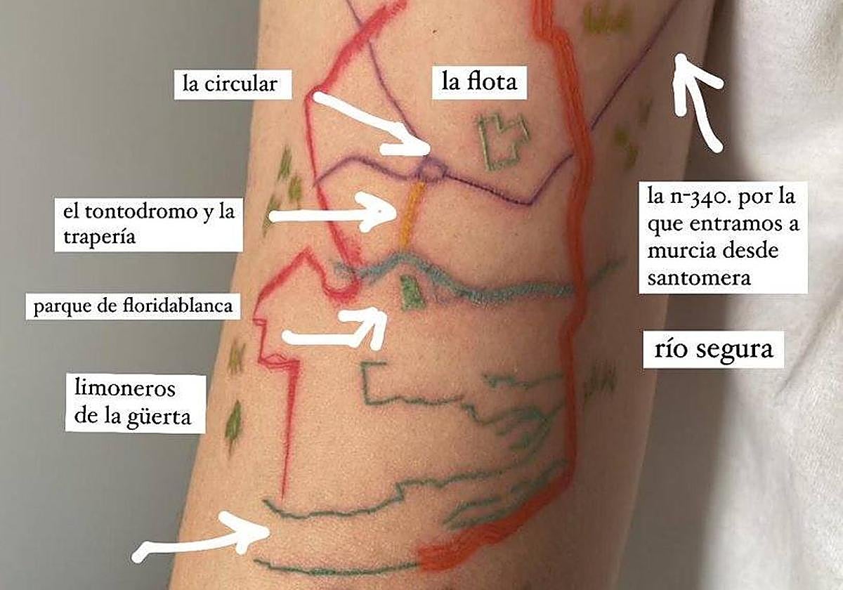 El peculiar mapa de Murcia que se ha tatuado un joven para recordar los lugares en los que ha vivido «momentos felices».