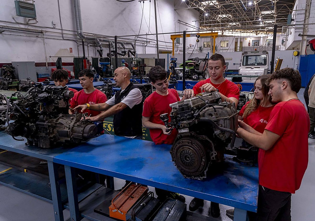 Un grupo de alumnos con su profesor, en un ciclo de FP del instituto Politécnico.