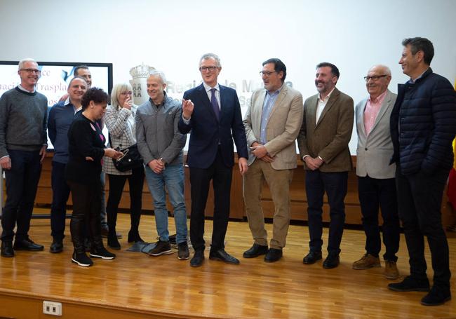 Los responsables de los distintos programas de trasplante, con el coordinador regional, Ricardo Robles, y el consejero de Salud, Juan José Pedreño, este miércoles.