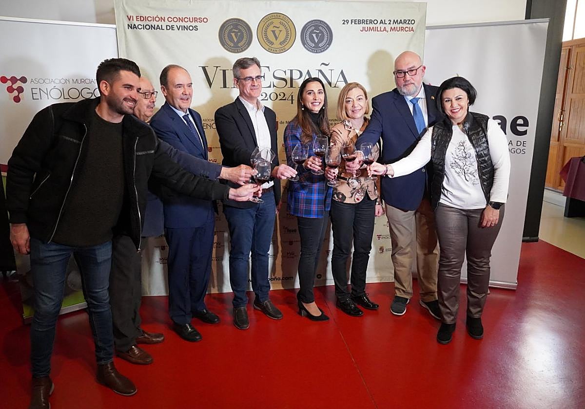 El edil de Agricultura, Antonio Pérez, Antonio Caravaca, Fulgencio Pérez, el presidente de la DOP Jumilla, Silvano García, la consejera Rubira, la alcaldesa Seve González, Luis Buitrón y la concejala Asunción Navarro, ayer.
