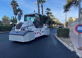 Las máquinas trabajando en la avenida de las Olas, en Rocío del Mar.